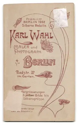 Fotografie Karl Wahl, Berlin, Badstr. 32, Niedliches Kind in weissem Kleid mit schwarzer Perlenkette und zerzaustem Haar