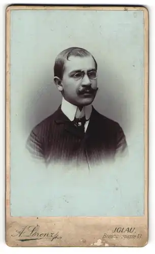 Fotografie A. Lorenz, Iglau, Brauhausgasse 13, Junger Herr mit gezwirbeltem Schnurrbart und Zwicker im Anzug