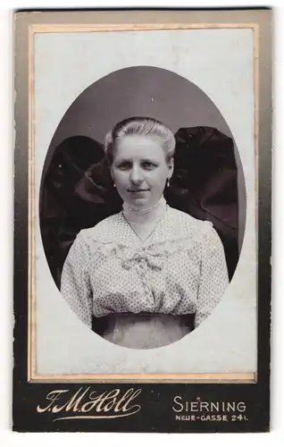 Fotografie F. M. Holl, Sierning, Neue-Gasse 241, Junge Frau in weisser Bluse mit Schmuck und Lächeln