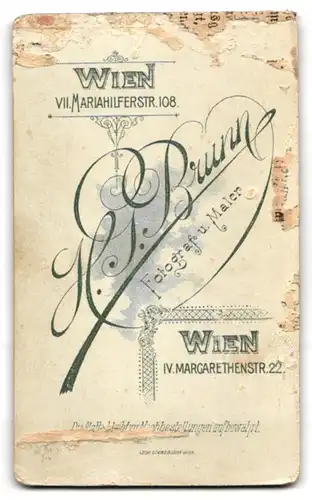 Fotografie H. G. Brunn, Wien, Margarethenstr. 22, Junge Dame in schwarzem taillierten Kleid mit grader Nase und Lächeln