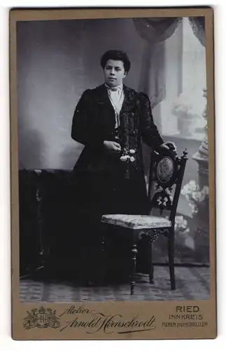 Fotografie Arnold Hirnschrodt, Ried, Junge Dame in dunklem Kleid mit weissen Rosen in der Hand