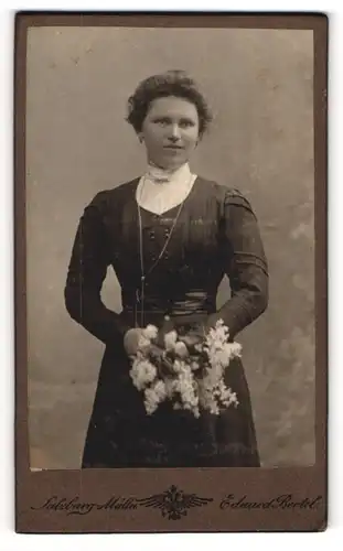 Fotografie Eduard Bertel, Salzburg-Mülln, Junge Dame in dunklem Kleid mit langer Kette und weissem Blumenstrauss