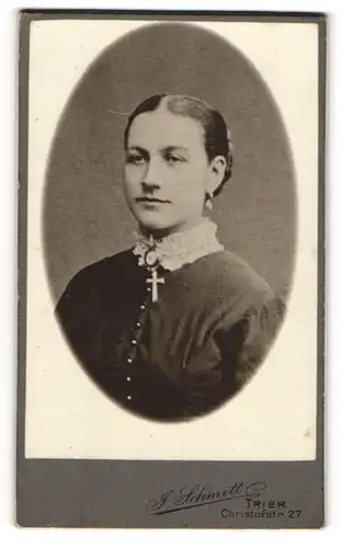 Fotografie I. Schmitt, Trier, Christofstrasse 27, Hübsche Frau in hochgeschlossenem Kleid mit Spitzenkragen