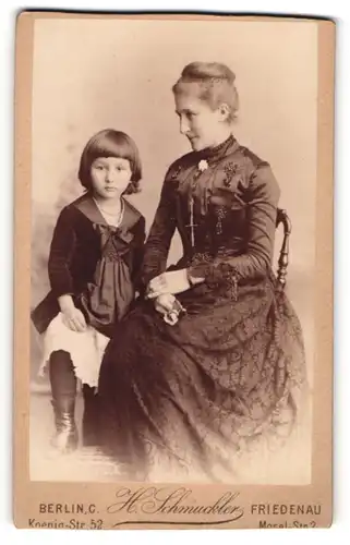 Fotografie H. Schmuckler, Friedenau, Mosel-Strasse 2, Elegante Dame mit ihrer süssen Tochter