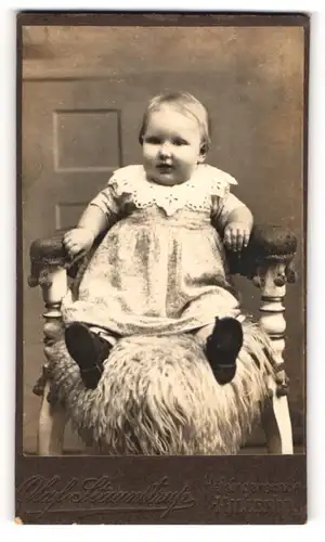 Fotografie Olaf Staunstrup, Hillerod, Helsingorsgade, Niedliches Kleinkind sitzt auf einem Stuhl