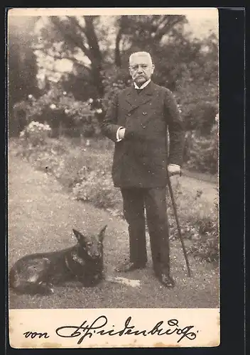 AK Paul von Hindenburg mit seinem Hund bei einem Spaziergang