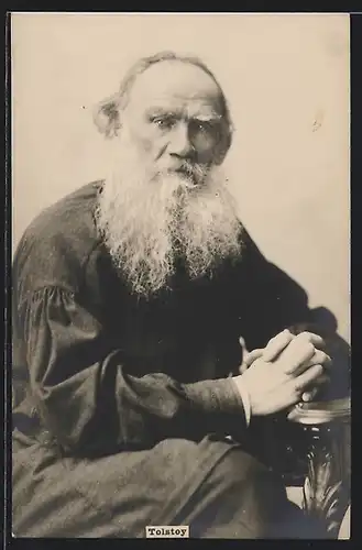 AK Tolstoy sitzt mit verschränkten Händen