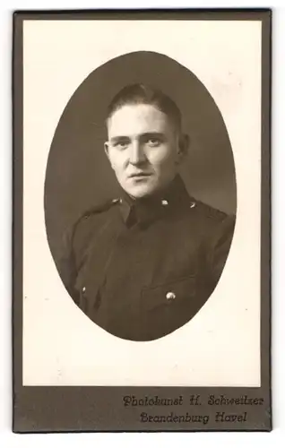 Fotografie H. Schweitzer, Brandenburg a. H., Junger Soldat in Uniform mit Scheitelfrisur