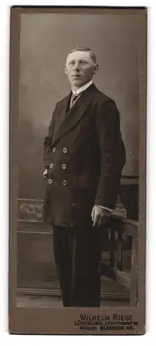 Fotografie Wilhelm Riege, Lüneburg, Junger Mann in Anzug mit Scheitelfrisur