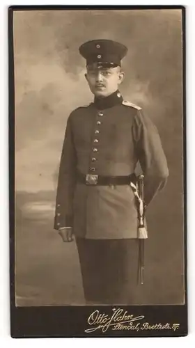 Fotografie Otto Hahn, Stendal, Portrait Soldat in Uniform mit Schirmmütze