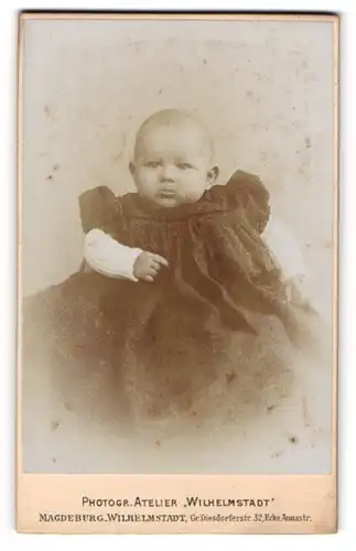 Fotografie Atelier Wilhelmstadt, Magdeburg-Wilhelmstadt, Portrait niedliches Baby im hübschen Kleid