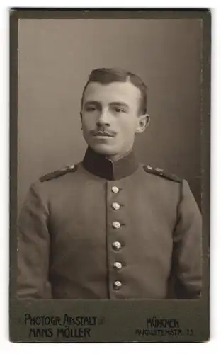 Fotografie Hans Möller, München, Portrait Soldat in Uniform