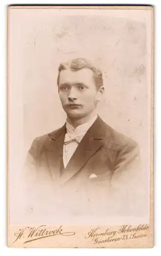 Fotografie H. Wittrock, Hamburg-Hohenfelde, Portrait junger Mann im Anzug mit Fliege