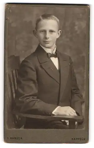 Fotografie L. Hansen, Kappeln, Portrait junger Mann im Anzug mit Fliege