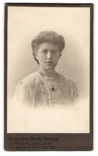 Fotografie Otto Haase, Hamburg, Portrait junge Dame im hübschen Kleid mit Halskette