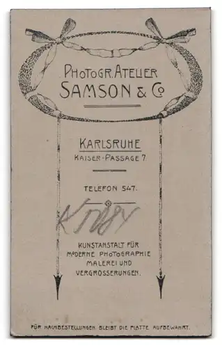 Fotografie Samson & Co., Karlsruhe, Portrait kleines Mädchen im weissen Kleid auf Stuhl stehend