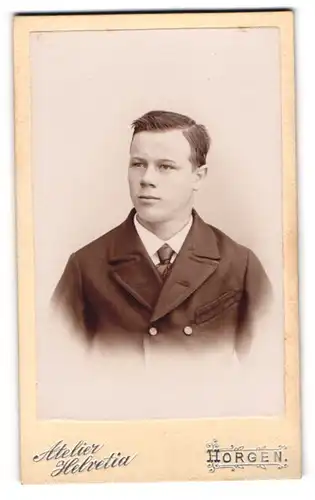 Fotografie Atelier Helvetia, Horgen, Portrait junger Herr in modischer Kleidung mit Krawatte