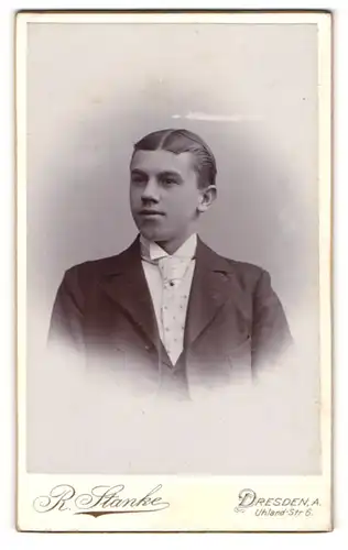Fotografie R. Stanke, Dresden-A., Portrait junger Mann im Anzug mit Krawatte