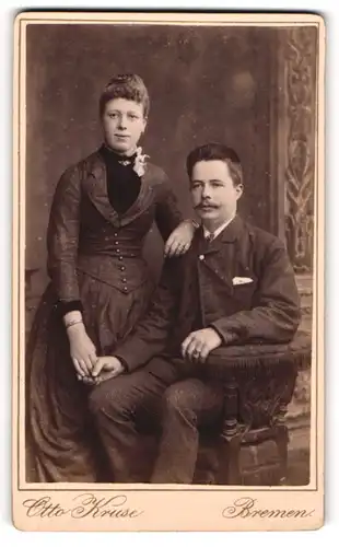 Fotografie Otto Kruse, Bremen, Portrait modisch gekleidetes Paar sich an der Hand haltend