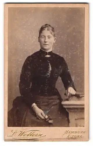 Fotografie D. Wettern, Hamburg-Altona, Portrait bürgerliche Dame mit Buch an Sockel gelehnt