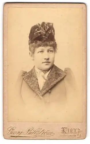 Fotografie Georg Billström, Kiel, Portrait junge Dame in modischer Kleidung mit Hut