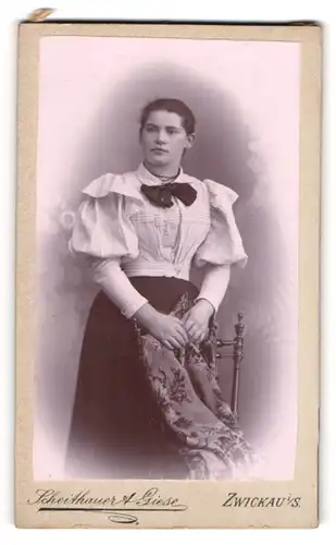 Fotografie Scheithauer & Giese, Zwickau i / S., Portrait junge Dame in weisser Bluse mit Decke an Stuhl gelehnt