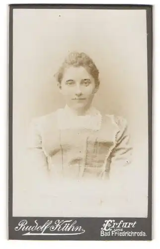 Fotografie Rudolf Kühn, Erfurt, Portrait junge Dame mit zurückgebundenem Haar