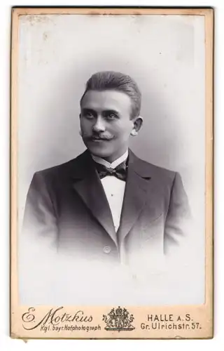 Fotografie E. Motzkus, Halle a. S., Portrait junger Herr im Anzug mit Fliege und Schnurrbart