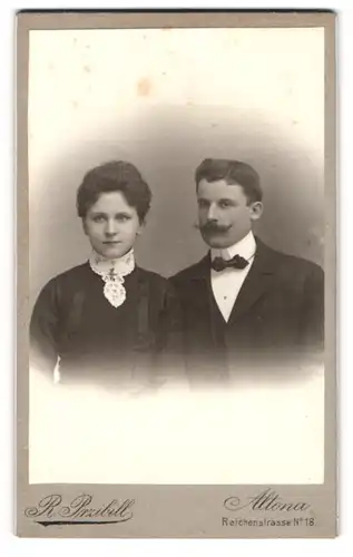 Fotografie R. Przibill, Hamburg-Altona, Portrait bürgerliches Paar in eleganter Kleidung