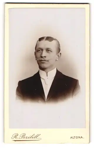 Fotografie R. Przibill, Altona, Portrait junger Herr im Anzug mit Krawatte