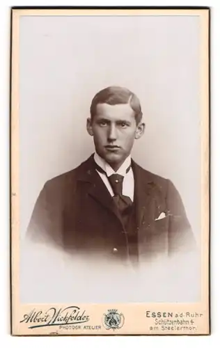 Fotografie Albert Wickfelder, Essen a. d. Ruhr, Portrait junger Herr im Anzug mit Krawatte