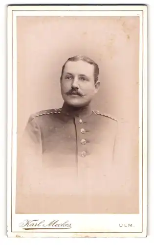 Fotografie Karl Meckes, Ulm, Portrait Soldat in Uniform mit Zwirbelbart