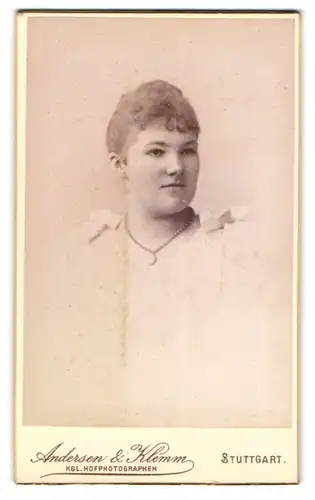 Fotografie Andersen & Klemm, Stuttgart, Portrait junge Dame im weissen Kleid mit Medaillon