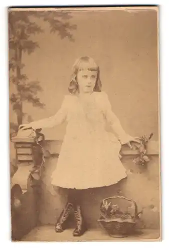 Fotografie T. Fall, London, Portrait kleines Mädchen im weissen Kleid mit Korb
