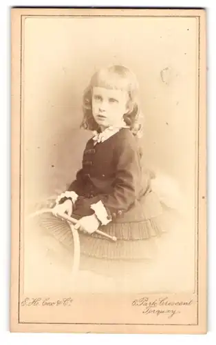 Fotografie E. H. Cox & Co., Torquay, Portrait hübsch gekleidetes Mädchen mit Reifen