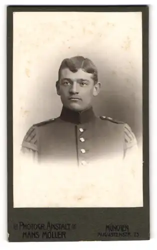Fotografie Hans Möller, München, Portrait Soldat in Uniform