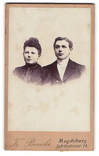 Fotografie Fr. Boesche, Magdeburg, Portrait hübsches Paar in eleganter Kleidung