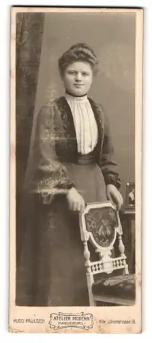 Fotografie Hugo Paulsen, Magdeburg, Portrait junge Dame in eleganter Kleidung an Stuhl gelehnt