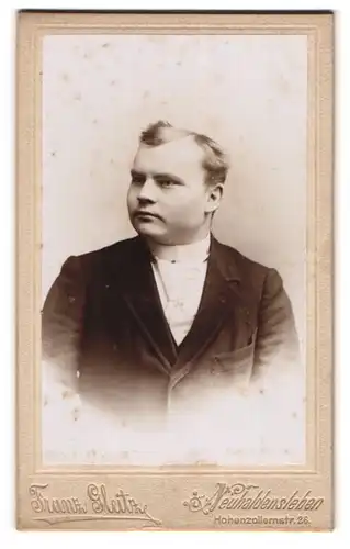 Fotografie Franz Gleitz, Neuhaldensleben, Portrait junger Mann im Anzug mit Krawatte
