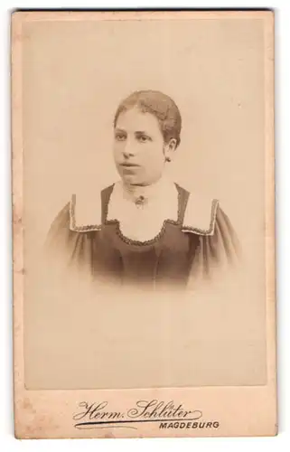 Fotografie Herm. Schlüter, Magdeburg, Portrait junge Dame mit zurückgebundenem Haar