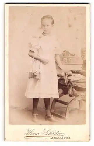 Fotografie Herm. Schlüter, Magdeburg, Portrait kleines Mädchen im weissen Kleid mit Korb