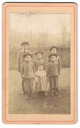 Fotografie unbekannter Fotograf und Ort, Portrait fünf Jungen und kleines Mädchen in hübscher Kleidung