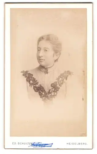 Fotografie Ed. Schultze, Heidelberg, Portrait bürgerliche Dame mit zurückgebundenem Haar