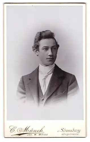 Fotografie C. Münch, Strassburg, Portrait junger Herr im Anzug mit Krawatte