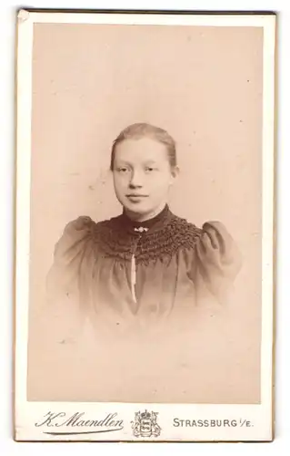 Fotografie K. Maendlen, Strassburg i / E., Portrait junge Dame mit zurückgebundenem Haar
