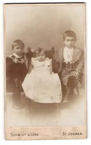 Fotografie Schmidt & Lück, St. Johann, Portrait Kinderpaar und Kleinkind in hübscher Kleidung