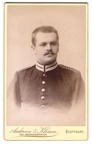 Fotografie Andersen & Klemm, Stuttgart, Portrait Soldat in Uniform mit Zwirbelbart