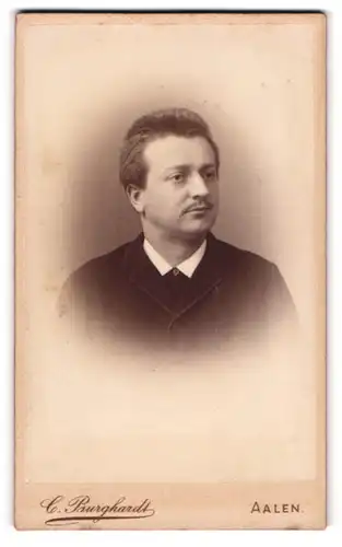 Fotografie C. Burghardt, Aalen, Portrait modisch gekleideter Herr mit Schnurrbart