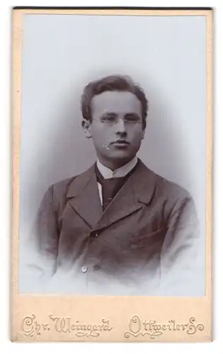 Fotografie Chr. Weingard, Ottweiler, Portrait junger Herr im Anzug mit Krawatte und Brille