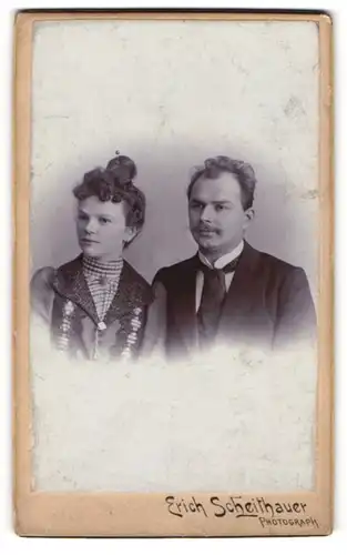 Fotografie Erich Scheithauer, Zwickau i / S., Portrait bürgerliches Paar in modischer Kleidung